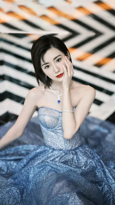 毛晓彤红唇娇艳